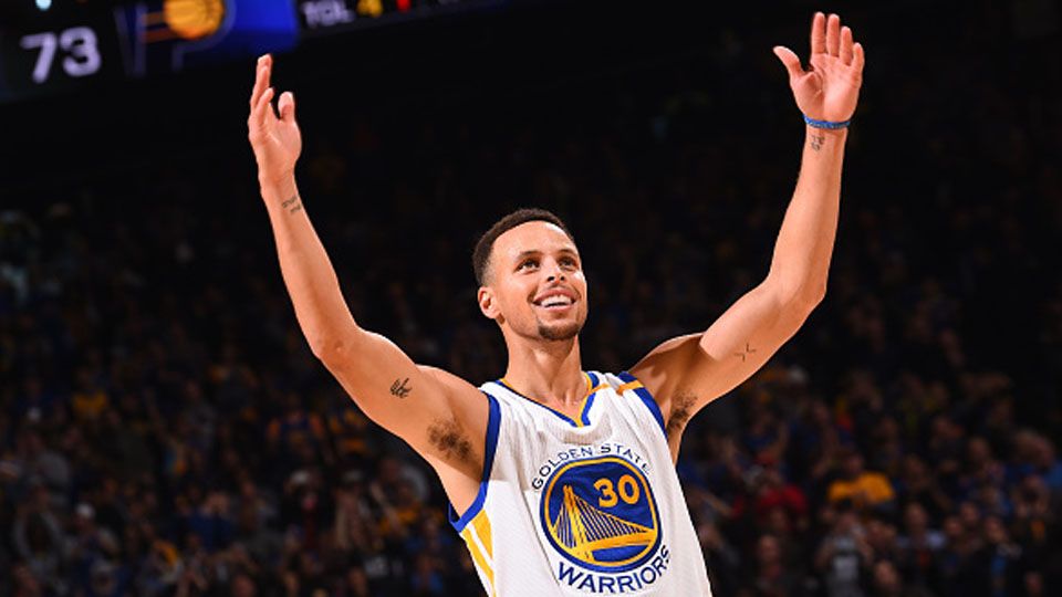 Bintang Golden State Warriors, Stephen Curry, disebut sebagai pemain terhebat di NBA saat ini. Copyright: © Noah Graham/gettyimages